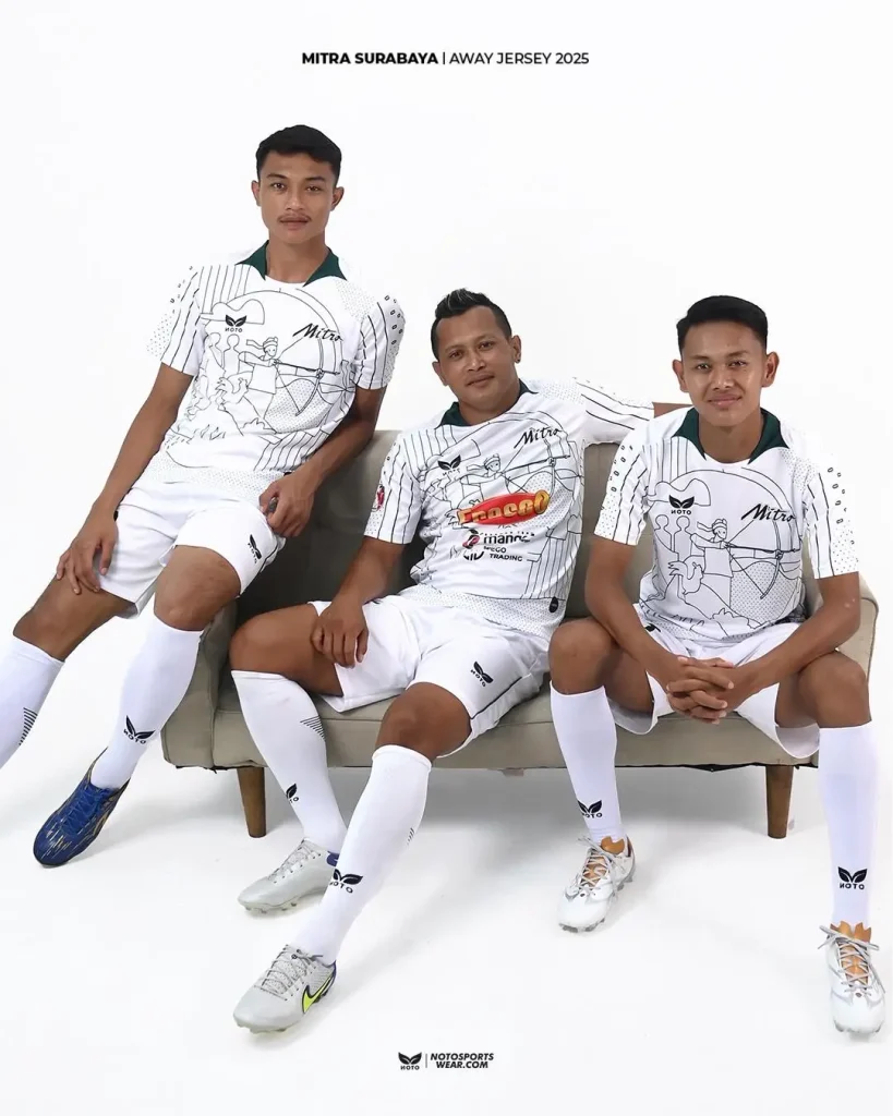 Noto Sportswear Rilis Jersey Mitra Surabaya Untuk Liga 4, Gandeng Kancata Sebagai Desainer Pemain Mitra Surabaya memakai jersey besutan Noto Sportswear. Foto: Noto