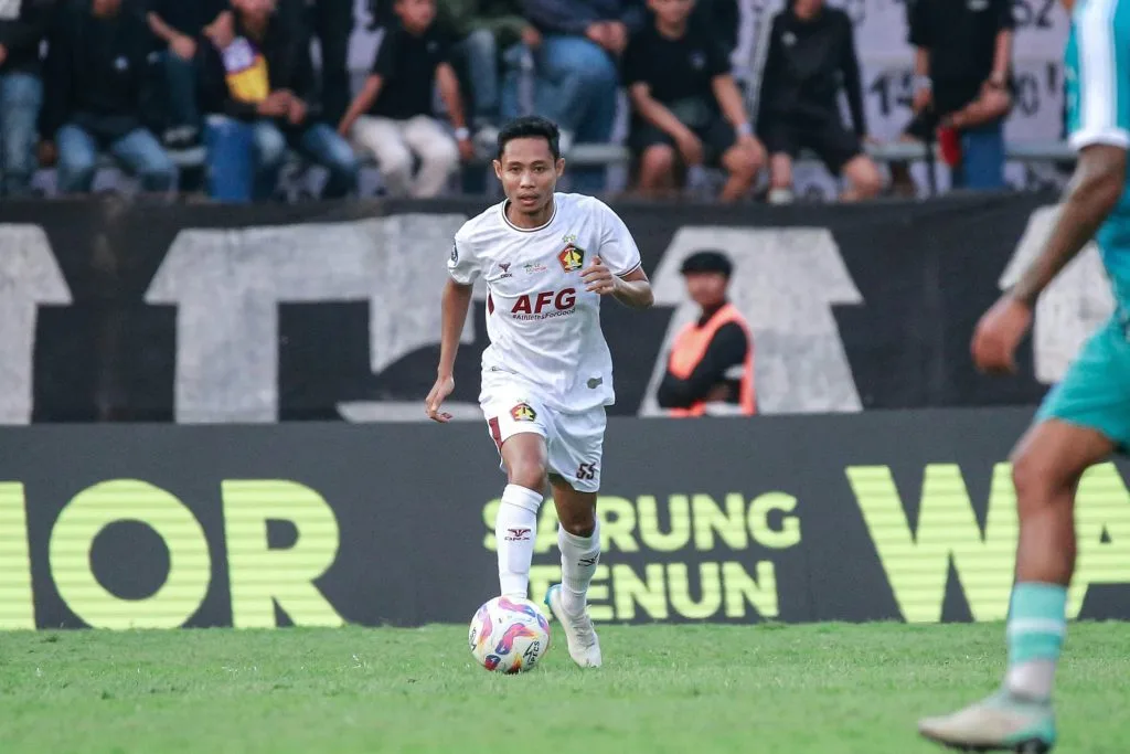 Bursa Transfer Liga 1: Barito Rekrut Bek Brasil, Persik-Malut Lepas Pemain Foto : Evan Dimas saat tampil untuk Persik Kediri (c)media-persik