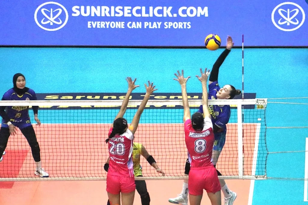 Capai Target, Electric-LavAni Sapu Poin Di Malang Foto : pevoli asal Italia, Valentina Diouf (biru) melepaskan spike (c)media-proliga