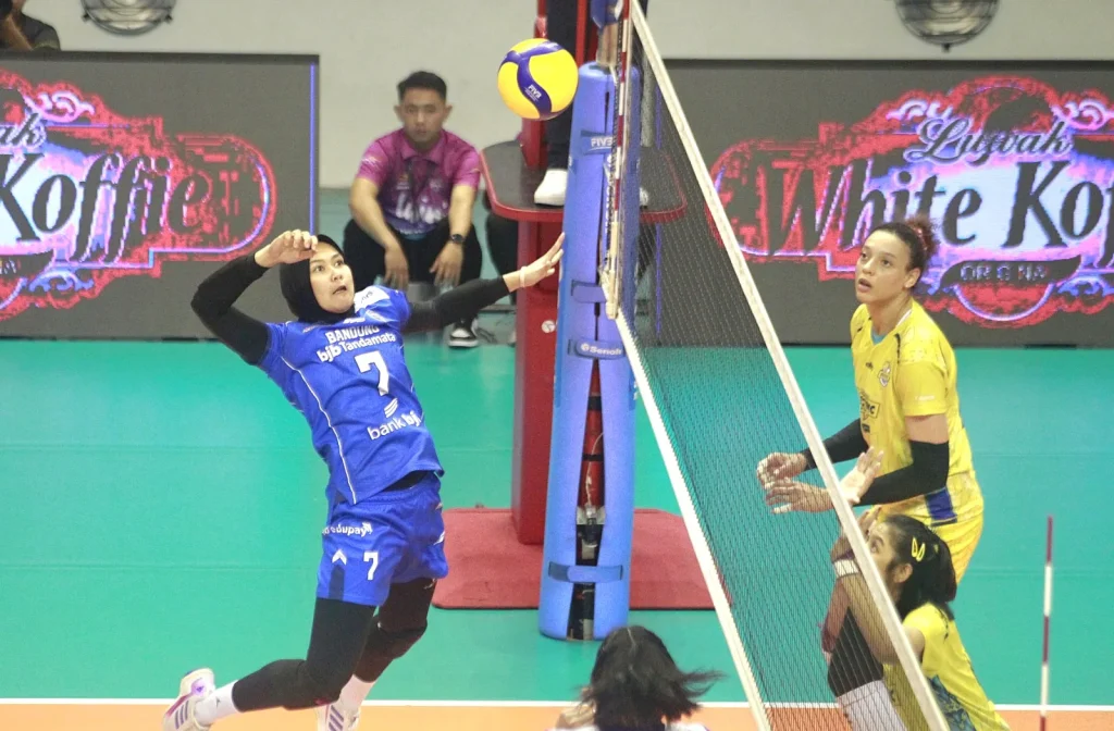 Hasil Proliga: Livin-Electric Solid, Yogya Falcons Merana Foto : andalan Electric, Valentina Diouf (kanan) saat mengantisipasi spike pevoli Bandung BJB Tandamata (c)mediaproliga