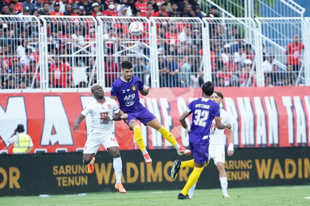 Review Pekan 20 Liga 1: Performa Persebaya Anjlok, Persija Paling Top Foto : Brendon Lucas saat Persik melawan Malut United (c)media-persik