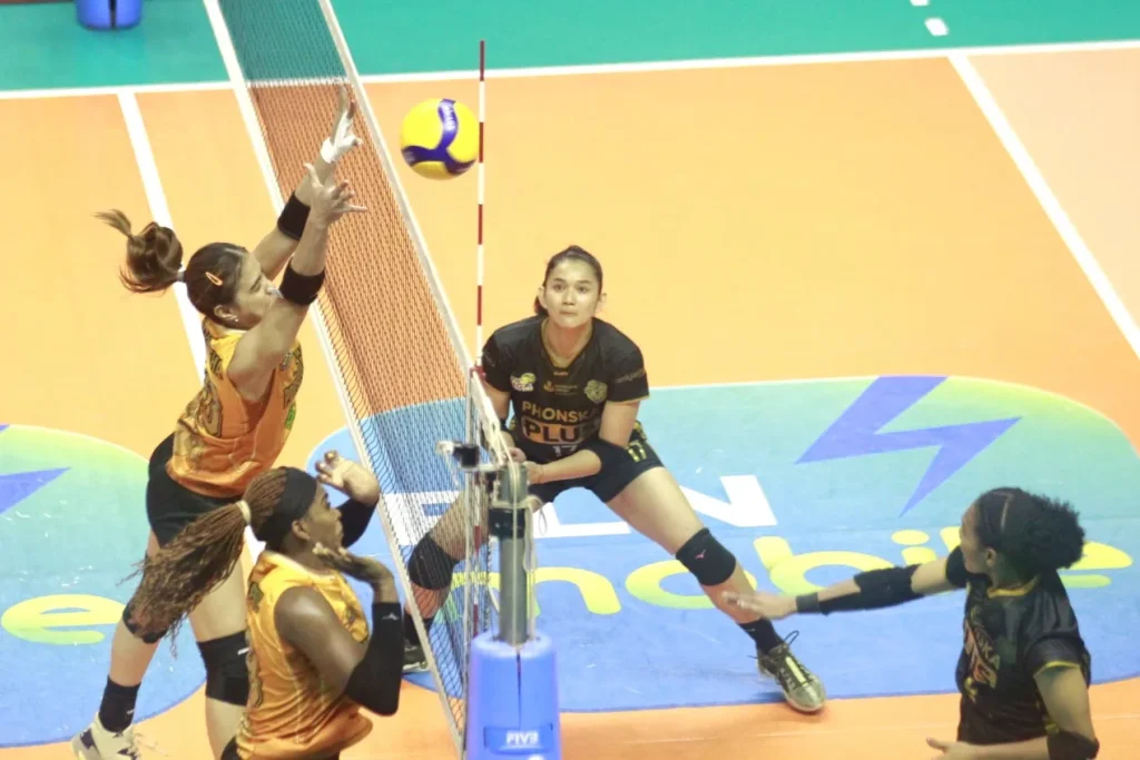 Jadwal Final Four 1 Proliga 2025, Dimulai Di Kediri Foto : andalan Gresik Petrokimia, Maya Kurnia Indri (hitam) menyajikan game dramatis melawan Jakarta Popsivo Polwan di (c)media-proliga