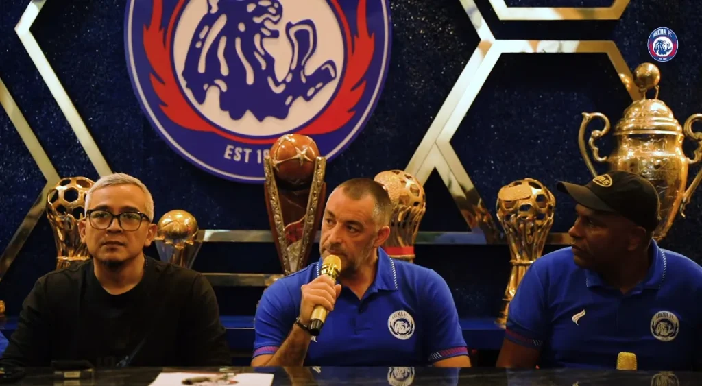 Arema FC Kenalkan Jose Gomez Sebagai Pelatih Anyar Dilanjutan BRI Liga 1 Jose Manuel Gomez saat melakukan press conference di kantor Arema FC Sabtu (4/1). Foto: instagram Arema FC
