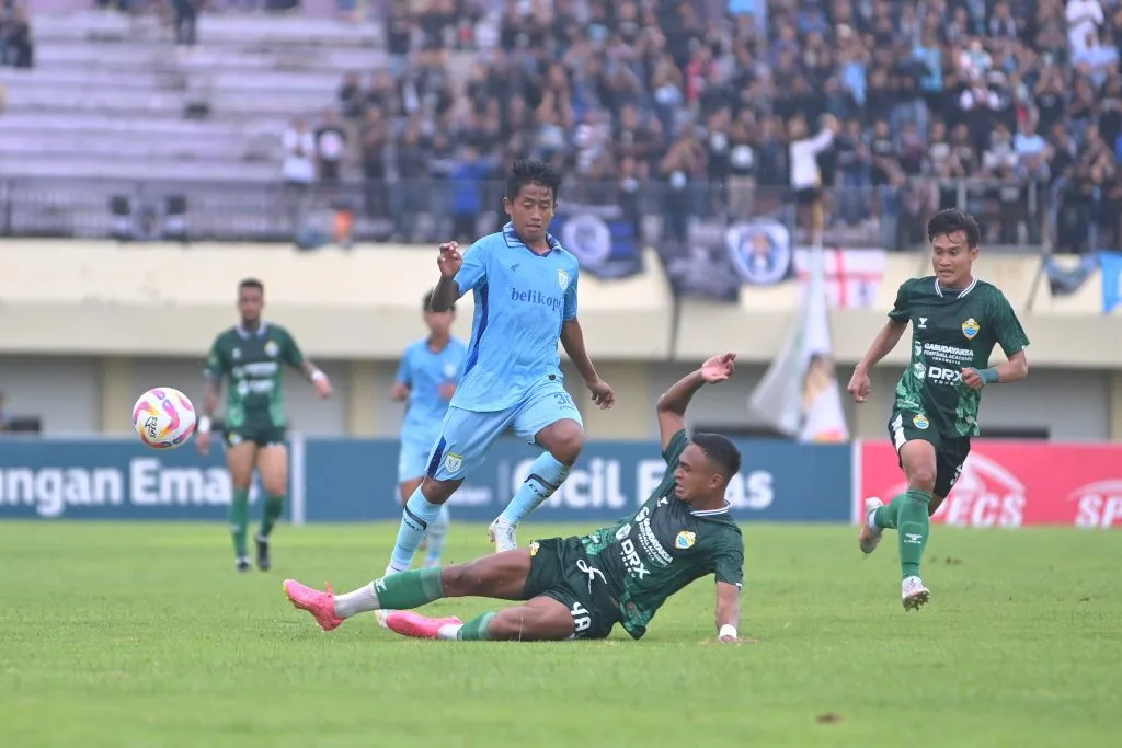 Review 8 Besar Liga 2: Bhayangkara FC On The Track, Persela Tertahan Foto : Bayu Gatra mengindari tekel pemain lawan (c)media-persela