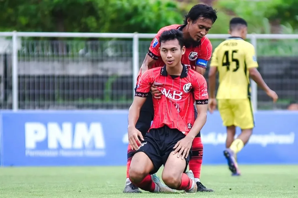 Review Pekan 13 Liga Nusantara: Persekabpas-Tornado Ke 6 Besar, 4 Tiket Masih Sengit Foto : kapten tim NZR Sumbersari, Sunarto mengangkat rekan setim saat gagal manfaatkan peluang gol (c)instagram-nzrsumbersari