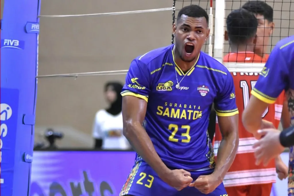 2 Laga Set Panjang, Persaingan Proliga Mulai Ketat Foto : selebrasi pemain asing Surabaya Samator asal Kuba, Yaisel Mendieta (c)instagram-mojisports_