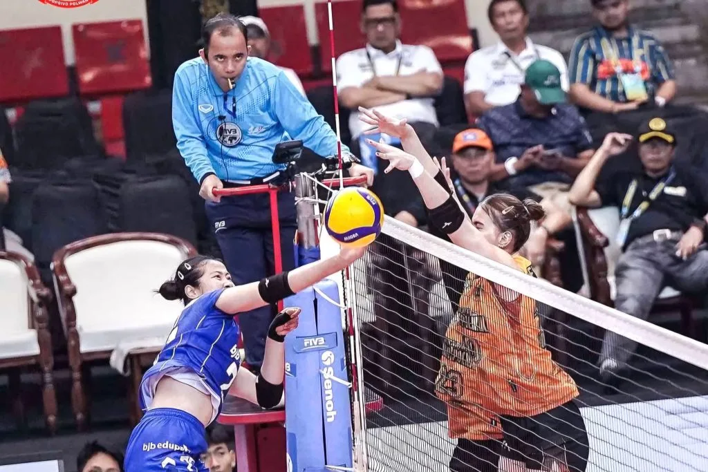 2 Laga Set Panjang, Persaingan Proliga Mulai Ketat Foto : Shella Bernadetha saat melakukan bloking (c)instagram-popsivopolwan