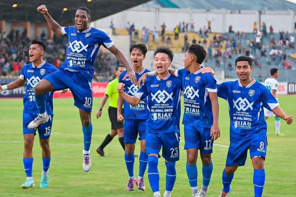 Review Pekan 17 Liga 2: Saling Kunci, Babak 8 Besar Sisakan Dua Tempat Foto : selebrasi gol kemenangan PSPS (c)instagram-pspsriau