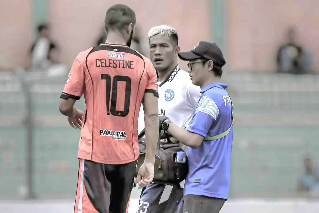 Review Play-Off Liga 2: Persipura Wakili Tim Tuan Rumah Berjaya Foto : Jajang Mulyana dan Enzo Celestine diganjar kartu merah (c)instagram-persiku_kudus