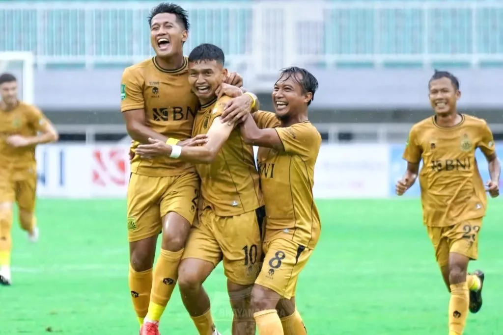 PSIM Borong Gelar Liga 2, Persipura Menang Play-Off Foto : Dendy Sulistyawan terus membawa Bhayangkara FC on the track (c)instagram-bhayangkarafc