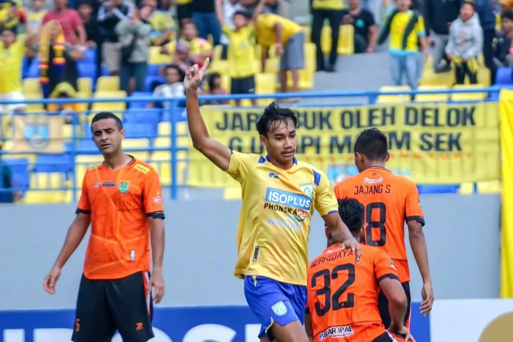Review Play-Off Liga 2: Gresik United Menang Dramatis, Grup K Ketat Foto : Otavio Dutra menyesali gawang Persibo kebobolan gol Akbar Firmansyah (c)instagram-gresikunited