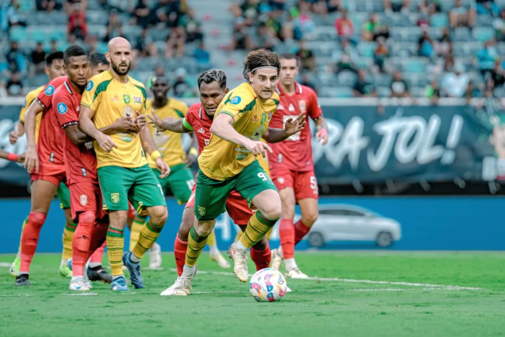 Tampil Di 2 Liga, Persebaya Bangun Skuat Kompetitif Foto : aksi penyerang asal Serbia, Dejan Tumbas bersama Persebaya di Liga 1 (c)persebaya.id