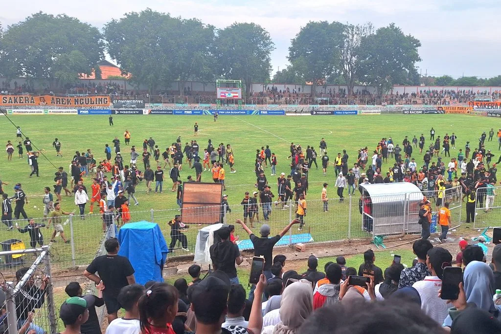 Laga Kandang 2 Tim Jatim Tanpa Penonton Musim Depan Foto : suasana kericuhan usai pertandingan Persekabpas versus Tornado FC di Stadion R. Soedrasono Bangil Pasuruan (c)iansetiawan