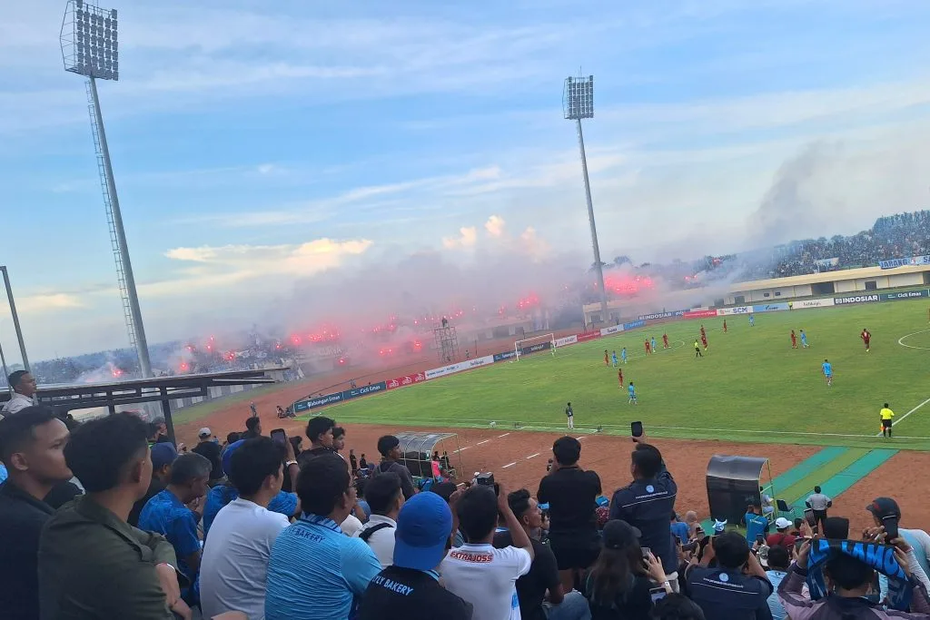 Rusuh, Persela Lawan Persijap Terhenti Menit 79 Foto : flare yang dinyalakan suporter sebelum kerusuhan terjadi (c)iansetiawan