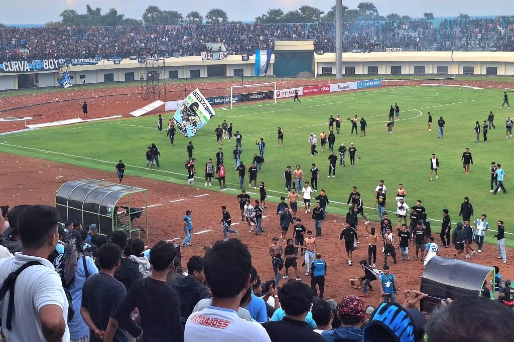 Laga Kandang 2 Tim Jatim Tanpa Penonton Musim Depan Foto : suporter saat merangsek masuk ke lapangan hingga menghentikan pertandingan Persela vs Persijap (c)iansetiawan