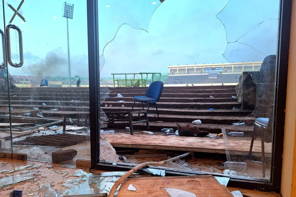 Persela Tanggung Jawab Usai Rusuh Suporter Di Tuban Foto : kaca yang pecah saat kerusuhan suporter dalam laga Persela vs Persijap di Stadion Tuban Sports Center (c)iansetiawan