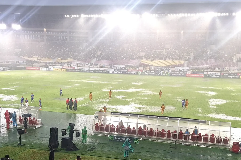 Review Final Liga 2: PSIM Menang Dramatis, Persijap Lengkapi Kuota Foto : situasi lapangan yang tergenang air di Stadion Manahan Solo (c)iansetiawan