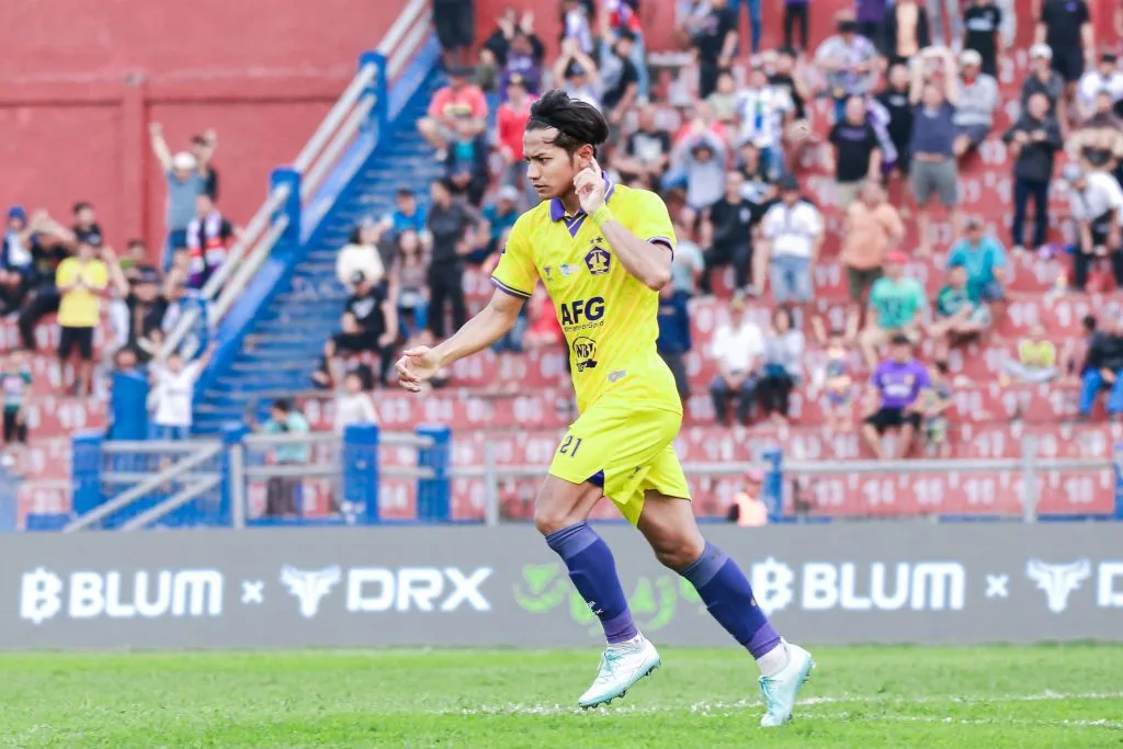 Review Pekan 21 Liga 1: Persis Terbenam, Serba Pertama Pekan Ini Foto : selebrasi gol Riyatno Abiyoso (c)media-persikkediri