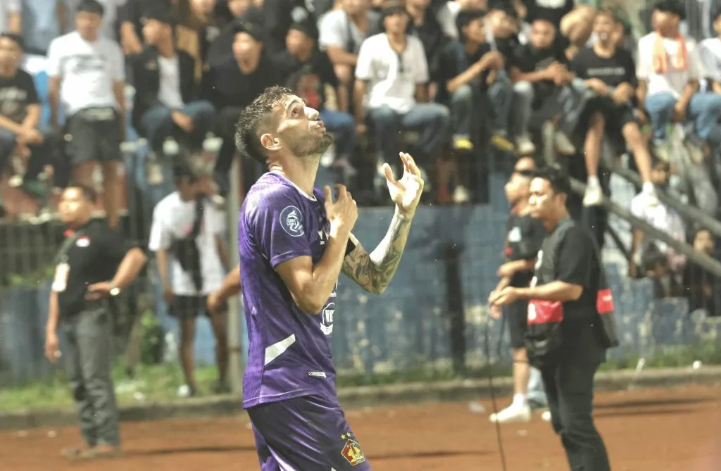 Drama Liga 1, Kartu Merah Hingga Lampu Padam Di Kediri Foto : ekspresi Francisco Carneiro saat wasit menganulir gol Persik Kediri (c)iansetiawan