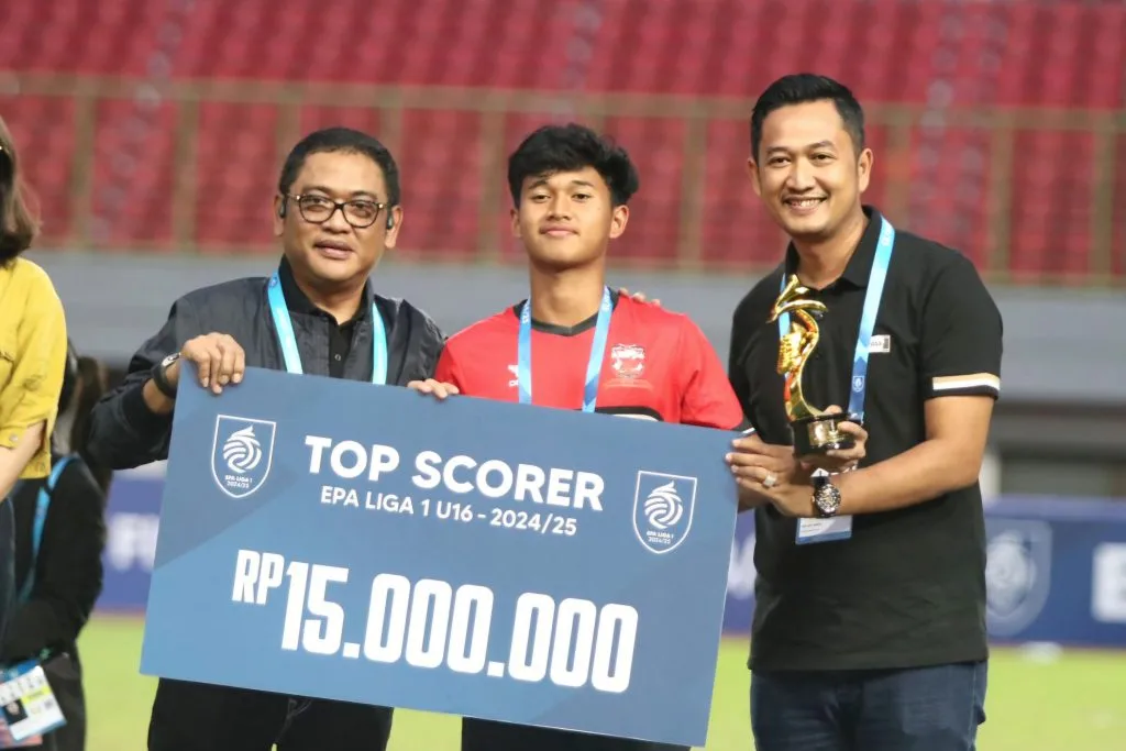 Peraih Top Skor EPA Liga 1 U-16 Ingin Terus Berkembang Foto : Fardan Ary Setiawan saat menerima hadiah top skorer EPA U-16 dari Exco PSSI, Eko Setiawan (c)istimewa