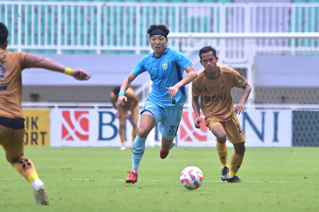 Review 8 Besar Liga 2: 3 Poin Krusial PSPS, Persijap Ke Zona Promosi Foto : Kim Dohyun tampil solid di lini tengah Persela (c)media-persela
