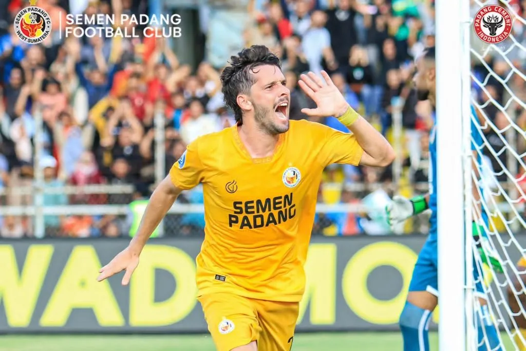 Review Pekan 21 Liga 1: Persis Terbenam, Serba Pertama Pekan Ini Foto : Carlos Da Fonseca Chaby konsisten menyumbang gol (c)instagram-semenpadangfcid
