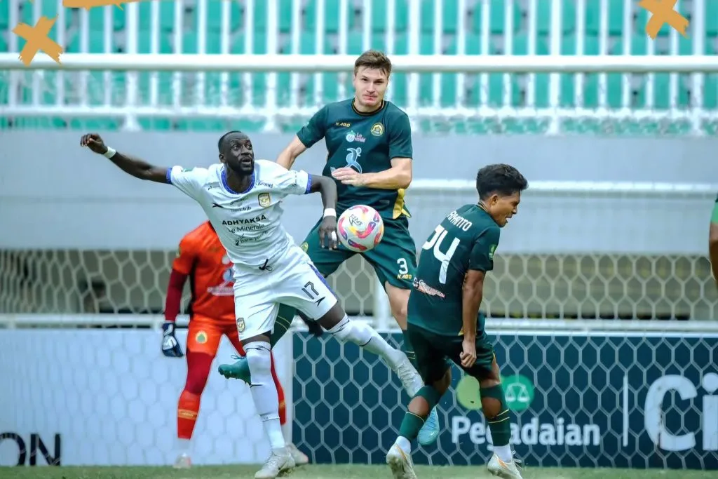 Review Play-Off Liga 2: Sriwijaya FC Lolos Degradasi, 3 Tim Turun Kasta Foto : pemain bertahan Persikabo 1973 saat mengawal Konate Makan (c)instagram-officialpersikabo
