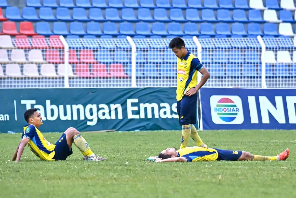 Review Play-Off Liga 2: Sriwijaya FC Lolos Degradasi, 3 Tim Turun Kasta Foto : pemain Persikota kecewa setelah degradasi dari Liga 2 (c) instagram-persikotafc1994