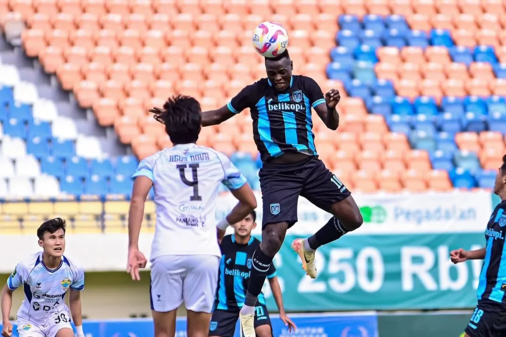 Review 8 Besar Liga 2: PSIM Menatap Liga 1, Jalan Terjal Persela Foto : Ezechiel Ndouasel bekerja keras dongkrak prestasi Persela (c)instagram-perselafc