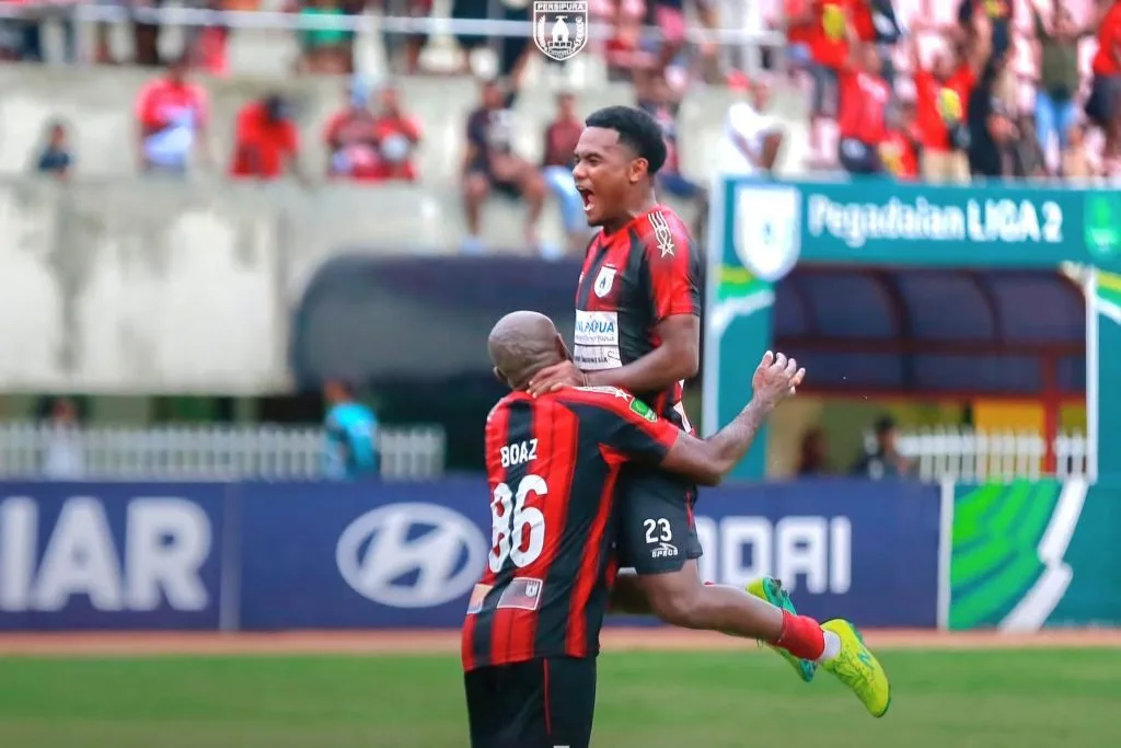 PSIM Borong Gelar Liga 2, Persipura Menang Play-Off Foto : Ramai Rumakiek saat selebrasi gol bersama Boaz Solossa (c)instagram-persipurapapua1963