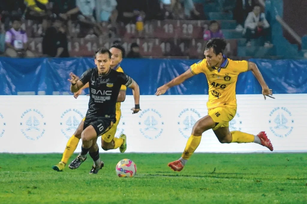 Lampu Padam Lagi, Persik Buka Opsi Pindah Kandang Foto : Egy Maulana Vikri saat duel bola dengan Hamra Hehanussa (c)X-dewaunitedfc_