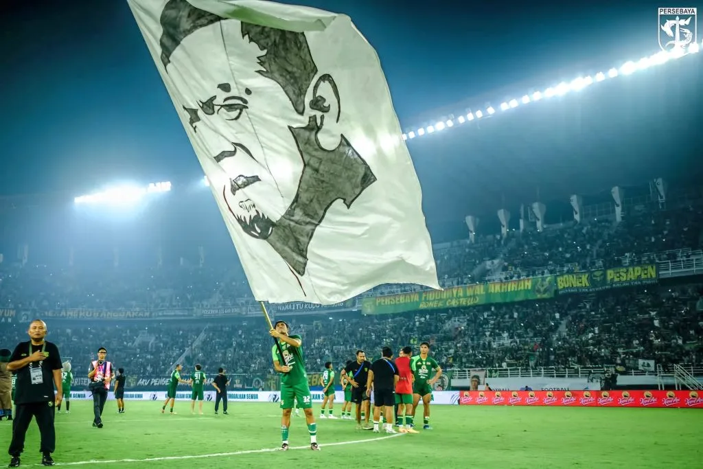 Mengenang Bejo Soegijantoro, Legenda Yang Berpulang Foto : pemain Persebaya membentangkan spanduk bergambar siluet wajah almarhum Bejo Soegijantoro di Stadion Gelora Bung Tomo Surabaya (c)X-persebayaupdate