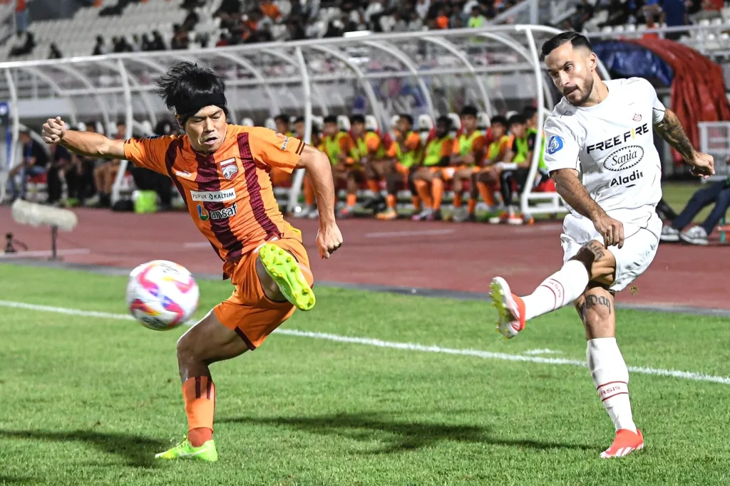 Review Pekan 25 Liga 1: Zona Merah Bergolak, Dewa United Di Jalur Juara Foto : bek Persis Solo, Jordy Tutarima saat dibayangi Kei Hirose (c)X-BorneoSMR