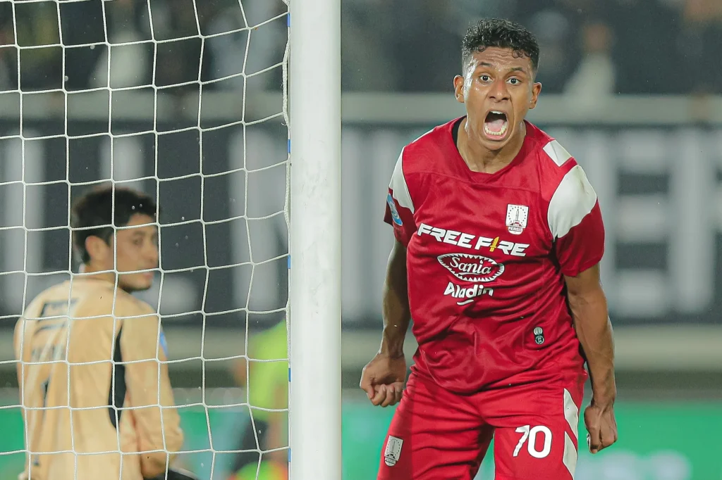 Review Pekan 26 Liga 1: Kartu Merah Kembali Jadi Penentu Poin Foto : gol Cleylton Santos hindarkan Persis Solo dari kekalahan (c)X-persisofficial