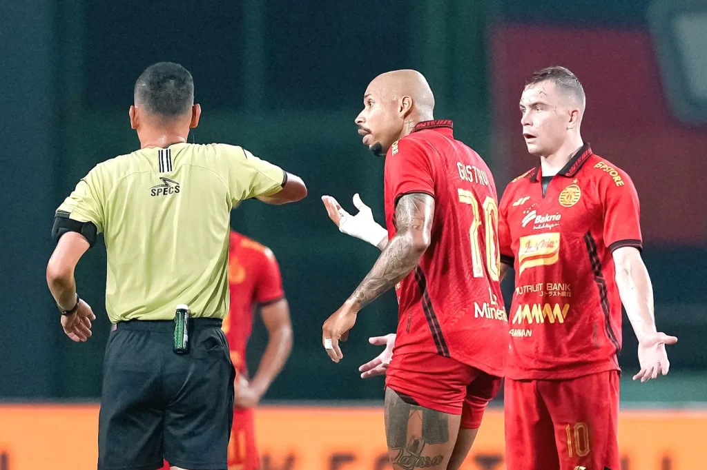 Dua Pelatih Liga 1 Harus Out Imbas Hasil Negatif Foto : Maciej Gajos dan Gustavo Almeida dapat kartu merah dari wasit (c)X-Persija_Jkt