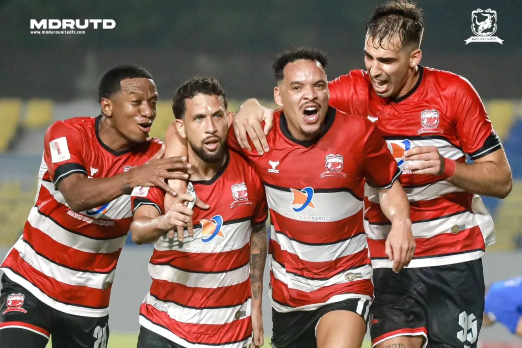 Jadwal Pekan-34 Liga 1: Zona Degradasi Ketat Sampai Akhir Foto : selebrasi Lulinha dkk dalam kemenangan Madura United (c)X-MaduraUnitedFC