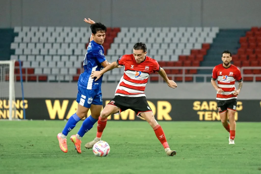 Pungkasi Krisis, Madura United Konsisten Sapu Poin Foto : Jordy Wehrmann saat duel bola dengan Alfeandra Dewangga (c)media-maduraunited