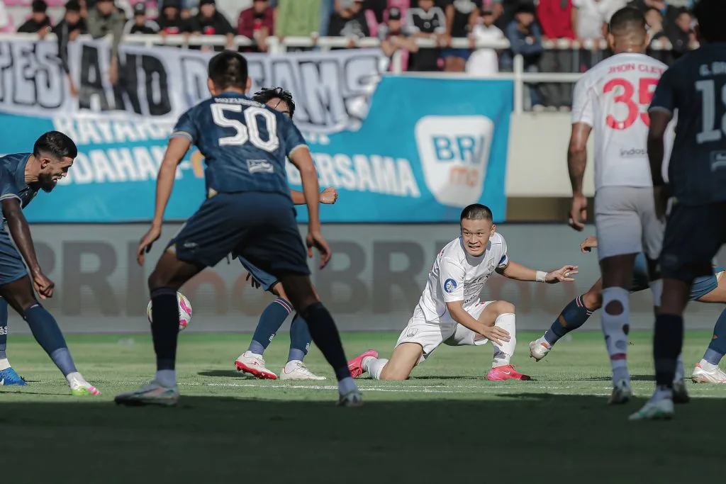 Review Pekan 30 Liga 1: Madura United Melejit, Persib Selangkah Juara Foto : Sho Yamamoto jadi penentu kemenangan Persis Solo atas Persita di Liga 1 (c)X-persisofficial