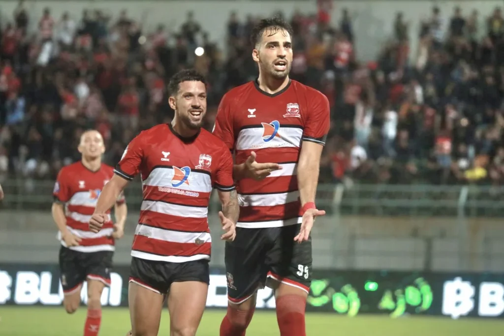 Review Pekan 28 Liga 1: Gebrakan Malut United, PSIS-PSS Makin Suram Foto : Miljan Skrbic mulai kontributif untuk Madura United (c)media-maduraunitedfc