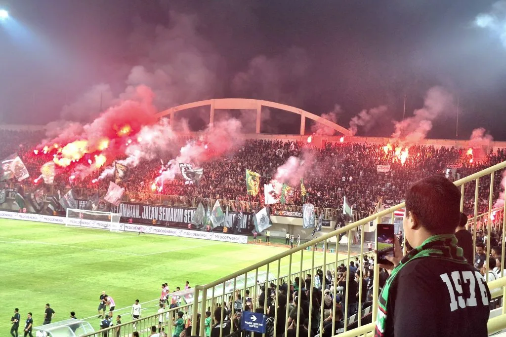 Deretan Stadion Klub Super League 2025/26 Foto : suporter saat menyalakan flare usai kemenangan PSS Sleman atas PSM Makassar di Stadion Maguwoharjo (c)iansetiawan