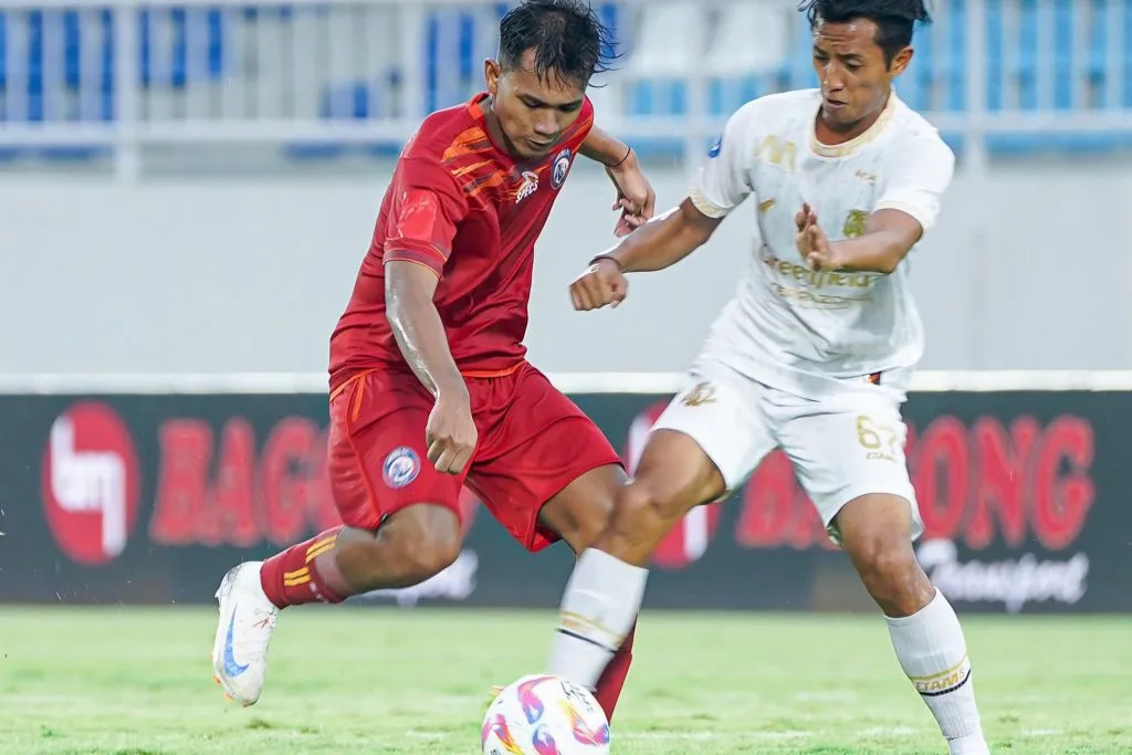 Gelar Charity Game, Arema FC Pulang Ke Kanjuruhan Foto : Hendro Siswanto saat berebut bola dengan Shulton Fajar (c)X-AremafcOfficial