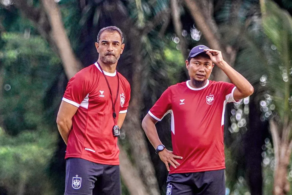 PSIS Semarang Sudah Pasrah Turun Kasta Ke Liga 2 Foto : Muhammad Ridwan saat bersama Gilbert Agius (c)X-psisfcofficial