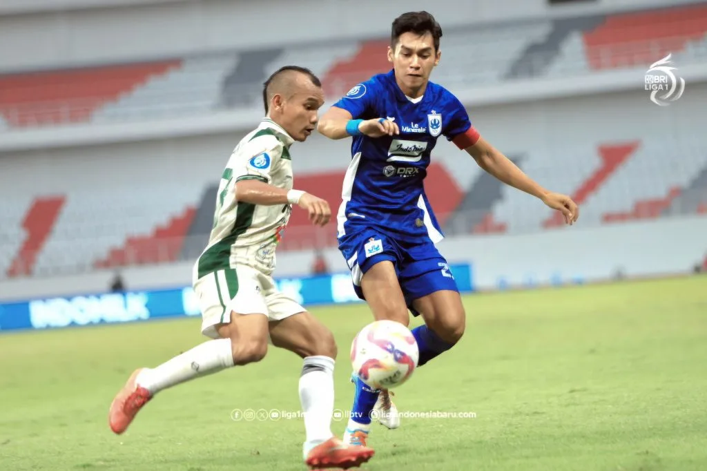 Review Pekan 32 Liga 1 : PSIS Degradasi, Laga Panas Di Jatim Foto : kapten tim PSIS Semarang, Septian David Maulana saat membayangi winger PSS Sleman, Riko Simanjuntak (c)ligaindonesiabaru.com