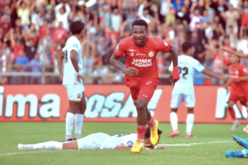 Review Pekan 31 Liga 1: Persib Kunci Juara, Zona Degradasi Memanas Foto : Gol Cornelius Stewart menghidupkan peluang Semen Padang FC (c)ligaindonesiabaru.com