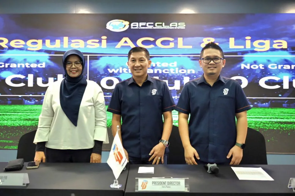 Penuhi Syarat, 18 Klub Liga 1 Lolos Club Licensing Foto : Essy Asiah (Komite Club Licensing), Ferry Paulus (Direktur Utama LIB) & Asep Saputra (Manajer Kompetisi LIB) (c)ligaindonesiabaru.com