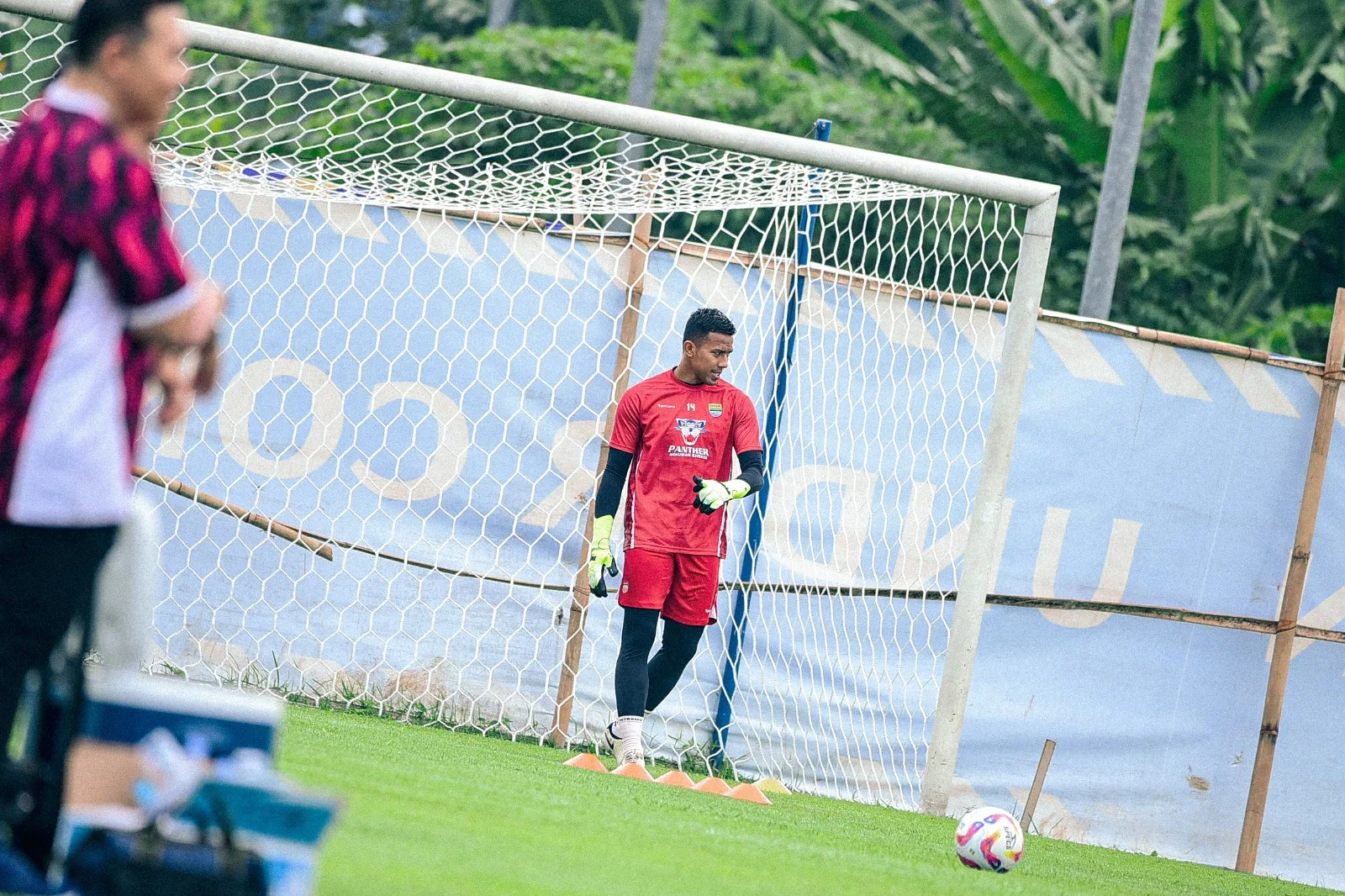 Aksi kiper persib bandung, Tedja Paku Alam pada saat Latihan latihan di Lapang pendamping Gelora Bandung Lautan Api, Kota Bandung, senin (30:05:2025). ( Foto- EgiSaeful:Totalsport.id) Moment Latihan Perdana Persib Bandung - Moment Latihan Perdana Persib Bandung Musim 2025/2026