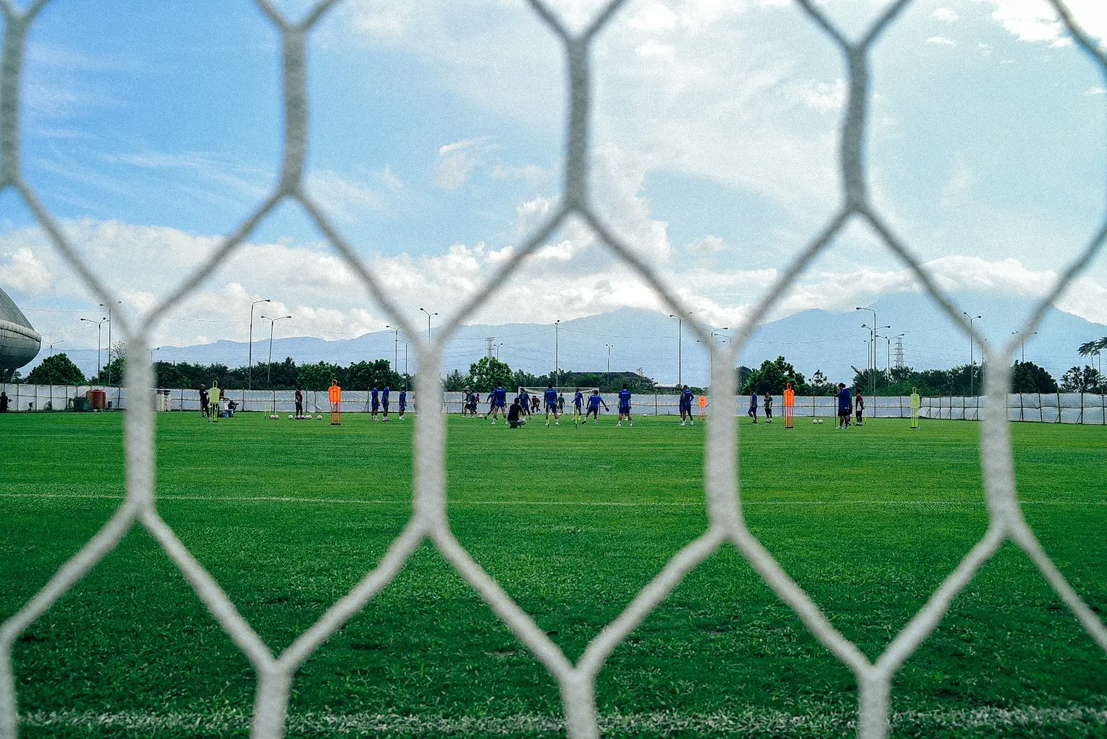 cuaca cerah dengan latar belakang pegunungan di sekitaran lapangan pendamping gelora bandung lautan api, Kota bandung, senin (30:05-2025). (Foto- EgiSaeful:Totalsport.id) Moment Latihan Perdana Persib Bandung - Moment Latihan Perdana Persib Bandung Musim 2025/2026