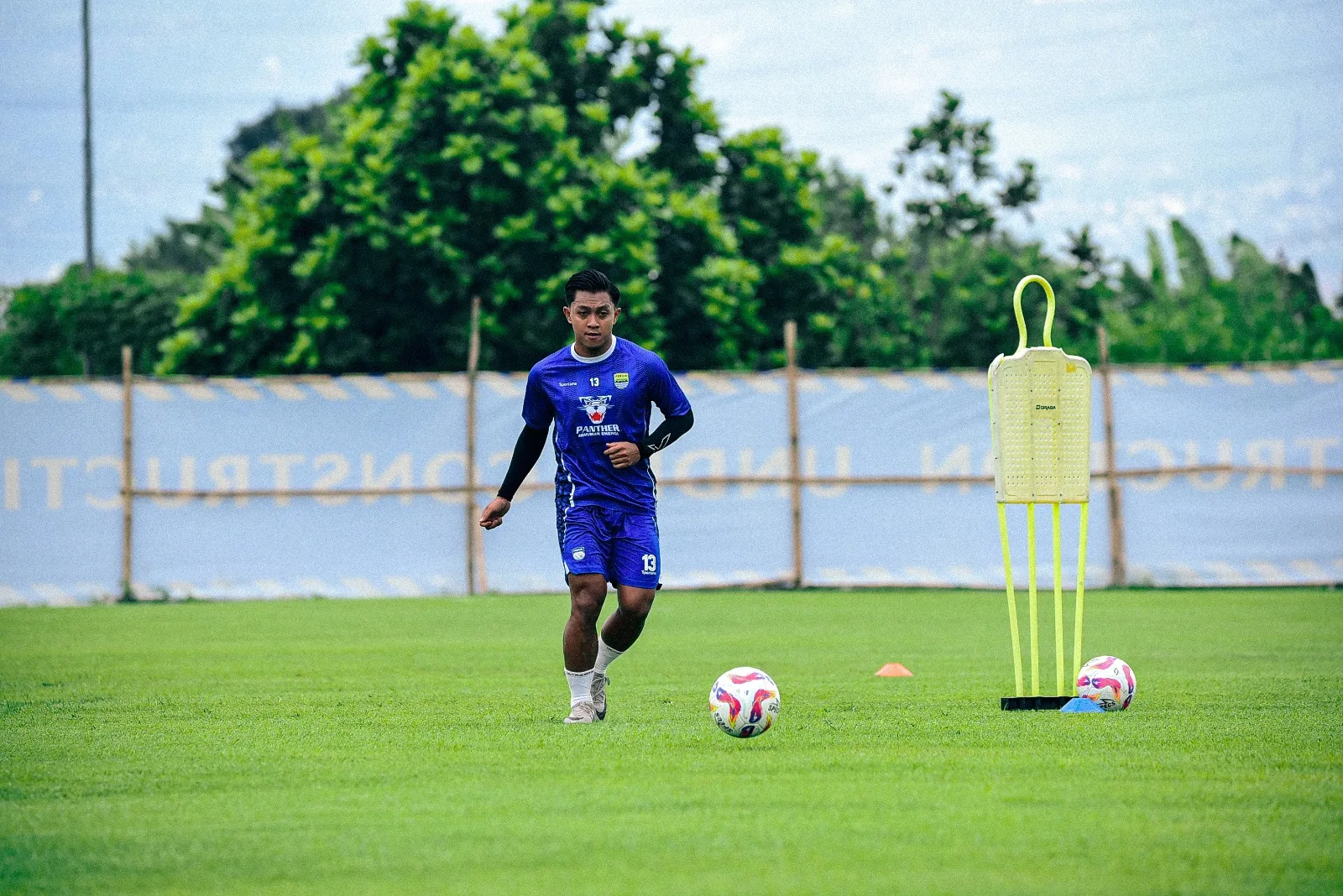 aksi pemain persib bandung Febri Hariyadi menggiring bola pada sesi latihan di Lapang pendamping Gelora Bandung Lautan Api, Kota Bandung, senin (30:05:2025). ( Foto- EgiSaeful:Totalsport.id) Moment Latihan Perdana Persib Bandung - Moment Latihan Perdana Persib Bandung Musim 2025/2026