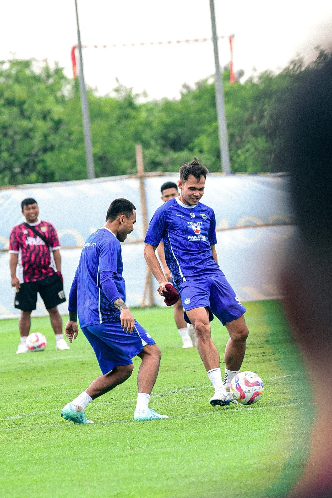 bek kiri persib bandung rezaldi hehanusa berhdapan dengan sadil ramdani pada saat sesi latihan di Lapang pendamping Gelora Bandung Lautan Api, Kota Bandung, senin (30:05:2025). ( Foto- EgiSaeful:Totalsport.id) Moment Latihan Perdana Persib Bandung - Moment Latihan Perdana Persib Bandung Musim 2025/2026