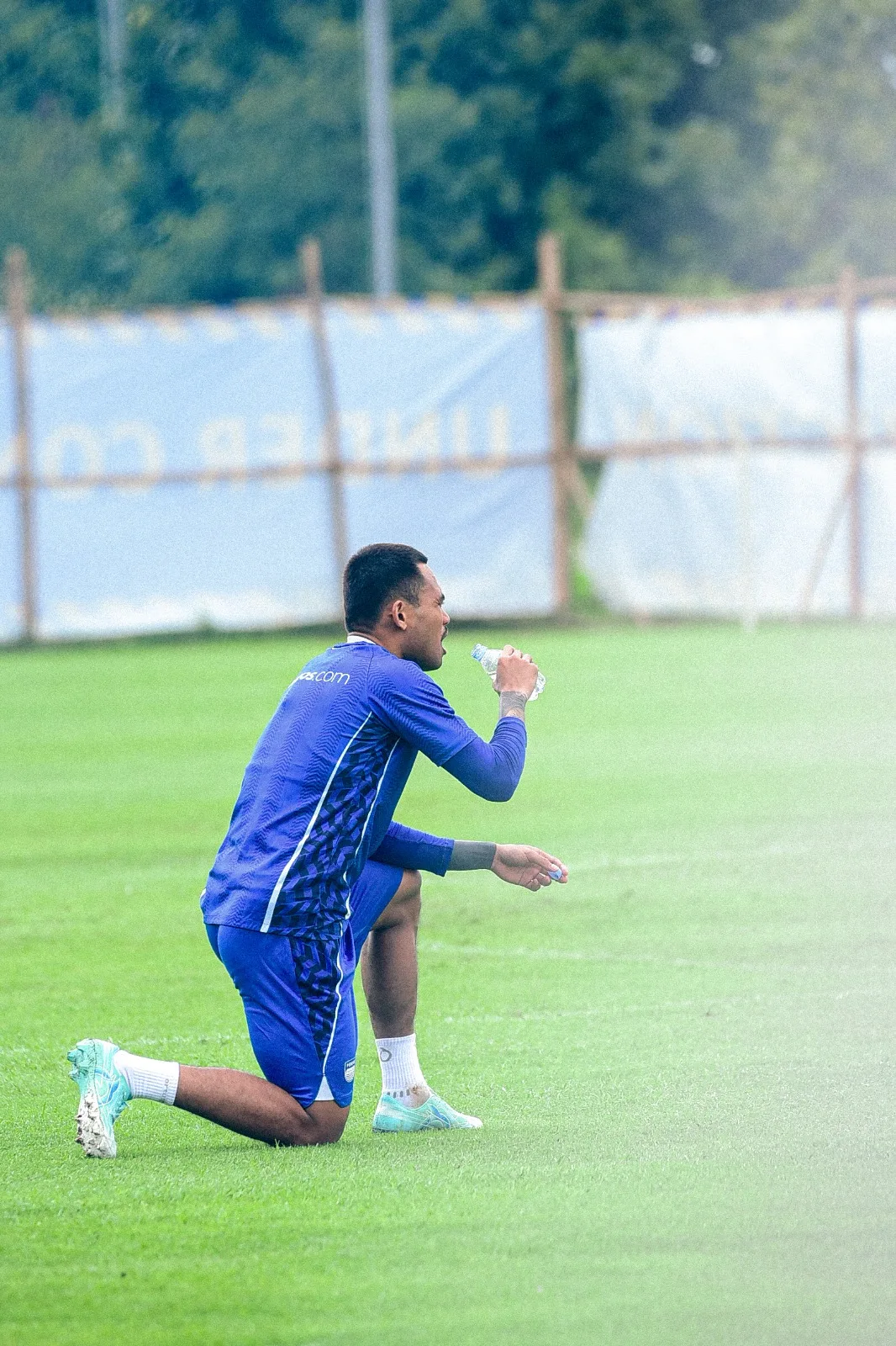pemain anyar persib bandung, sadil ramdani meminum air minerah pada jeda sesi latihan di Lapang pendamping Gelora Bandung Lautan Api, Kota Bandung, senin (30:05:2025). ( Foto- EgiSaeful:Totalsport.id) Moment Latihan Perdana Persib Bandung - Moment Latihan Perdana Persib Bandung Musim 2025/2026